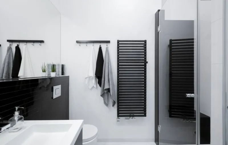 Zapomnij o nudnych łazienkach – odkryj elegancję czerni i bieli!